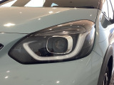 LEDヘッドライトは、点灯の瞬間から最大光量を発揮し、突然暗くなるトンネルなどでの安定感を高めます。