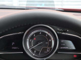 運転視界の遠方上方に虚像を投影することで前を見ながら情報の視認ができます。本当にドライバーが必要な情報を適切に伝え、楽しんで頂くことを考えた新世代装備です。※虚像は1.5m前方に浮かぶイメージです。