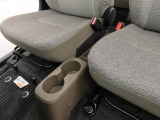 運転席と助手席の間にドリンクホルダーです。