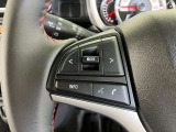 オーディオの音量やチャンネル操作ができるスイッチが、ハンドルに付いています。運転中でも、操作が行えて非常に安全・便利です!