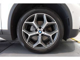 【BMWアロイホイール】軽量かつ強度に拘ったアロイホイール。走行性能ポテンシャルを引き出す設計。タイヤのサイドウォールが強化されたランフラットタイヤは、パンク時にタイヤがつぶれてもリムから外れません。