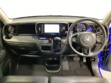車内は光触媒抗菌消臭施工済です。スタイリッシュなデザインでスポーティなインパネ周りを演出します。グローブボックスやカップホルダーのほかにトレーなどたくさんの収納スペースが付いています。