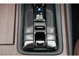 EVモードは電気モーターのみを使って走行するモードです。深夜の住宅街、屋内駐車場でエンジン騒音や排気ガスを気にすることなく走行できます。