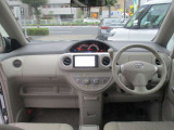 広いフロントガラスで視界良好の運転席。