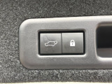 【パワーバックドア】スマートキーや運転席のボタンを押すだけでリアゲートが自動で開閉します!荷物を持っている時や、高い位置にあるバックドアを閉める際に便利な機能です♪