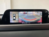 360度ビューカメラを搭載。4方の小型カメラの映像を処理し、車両真上からの映像に変換しています。