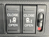 【両側パワースライドドア】スマートキーや運転席のスイッチで後席両側スライドドアの開閉が可能♪電動だから力を入れてドアを開ける必要が無く、小さなお子様でも簡単に開け閉めでき快適です♪