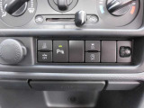 エアコンスイッチの下側に各種スイッチが集約されています。