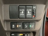 両側電動スライドドアは運転席から操作ができるよう、操作スイッチが付いています。Hondaセンシング用のVSA解除とレーンキープアシストシステムなどのメインスイッチも装備しています。