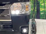 【LEDヘッドライト】悪天候や夜間走行時も良好な視界を確保し安心して運転できる高輝度LEDヘッドライトを装備!点灯速度が早く、消費電力も抑えられています。