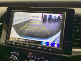 リバースギアに入れるだけで後方の表示へ切り替わります。夜間や雨の日の駐車も楽になりますよ。