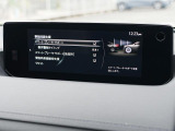こちらのお車には先進安全装備が多数搭載されています。衝突被害を回避あるいは軽減するためのブレーキや、後方死角からの接近警報、車線逸脱を防止する警報装置など、詳しくはスタッフまでお尋ねください。