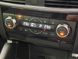 【左右独立型フルオートエアコン】運転席と助手席でそれぞれお好みの温度に設定可能。同乗者にも配慮した、快適な空調をお届け致します。