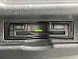 【ETC】有料道路を利用する際に料金所で停止することなく通過できる、ETC車載器(ノンストップ自動料金収受システム機器)が装備されています。セットアップを行うことで利用可能になります。