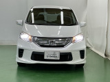 ディスチャージヘッドライト【HID】を装備していますのでとても明るく、夜間の走行や雨の日も安全・安心です。オートライトコントロール付きで周囲の明るさに応じて自動で点灯・消灯します。
