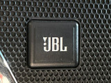 【JBLサウンドシステム】メーカーオプションの高品位サウンドシステムを搭載。専用のチューニングが施された大小様々なスピーカーから良質なサウンドが奏でられ、臨場感あふれる音響空間を演出します。