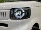 【LEDヘッドライト】悪天候や夜間走行時も良好な視界を確保し安心して運転できる高輝度LEDヘッドライトを装備!点灯速度が早く、消費電力も抑えられています。