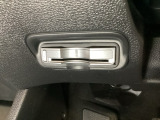 ハンドルの左下にETCがついています。高速道路の料金所の通過も楽々です!。 カードの取り出しもしやすい場所についています。