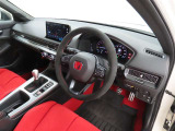 シンプルにまとめられた操作しやすいデザインの運転席です。