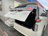 オートバックドア装備です!荷物で手がふさがっている時に便利ですね!自動で開く高さの設定もできるんですよ!