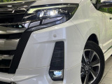 【LEDヘッドライト】悪天候や夜間走行時も良好な視界を確保し安心して運転できる高輝度LEDヘッドライトを装備!点灯速度が早く、消費電力も抑えられています。