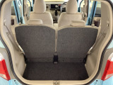 開口部も広く荷物の積み下ろしもしやすいお車となっております。シートの背もたれは5:5の割合で分割して可倒できるので、長いお荷物などを載せることもできます。