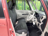 運転席まわりには十分なスペースがあり、大柄な方でもゆったり運転していただける環境です。