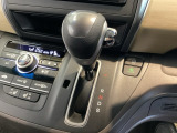 CVT車のセレクトレバーです。低速から高速まで、変速ショックのないスムーズな走りを実現するとともに、エンジン効率のよい領域を維持することで燃費にも貢献します。