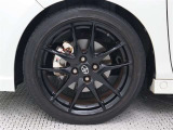 専用17インチアルミホイール(ブラック+センターオーナメント付)を装着しています。タイヤサイズ205/45R17