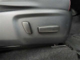 運転席にパワーシートを装備しております。