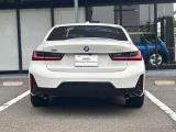 BMWのテールランプはプレスラインへと続く形状のため、統一感のある綺麗なラインを演出しております。
