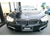 BMWの代名詞の【キドニーグリル】グリルが腎臓のように見えるので【キドニー】と呼ばれるようになりました。一目見ただけでBMWであると認識できる確固たるアイコンとして存在感を放ちます。