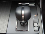 CX-30のシフトレバーです。MTモード付きの6ATで、しなやかな走りを支えます。また、足元にはフロアマットも装着済みです。