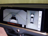 パノラミックビューモニターシステムが付いているので車の上から見た映像が確認できますよ。