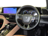 運転の際、常に目にする部分だけにシックで飽きのこないデザインが良いですね。