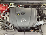 24Vマイルドハイブリッドで爽快な走りを実現する「e-SKYACTIV-G 2.0」。高効率エンジンと電動化技術の組み合わせにより、燃費性能とアイドリングストップ機能をさらに向上させました。