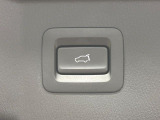 【パワーバックドア】スマートキーや運転席のボタンを押すだけでリアゲートが自動で開閉します!荷物を持っている時や、高い位置にあるバックドアを閉める際に便利な機能です♪