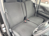 運転席まわりには十分なスペースがあり、大柄な方でもゆったり運転していただける環境です。
