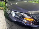 【LEDヘッドライト】悪天候や夜間走行時も良好な視界を確保し安心して運転できる高輝度LEDヘッドライトを装備!点灯速度が早く、消費電力も抑えられています。