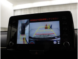 『全周囲カメラ付きバックガイドモニター』走行ラインを誘導してくれる補助線もありますので車庫入れが苦手な方も楽ちんです!!
