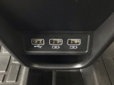 【USBポート】USBポートも装備されています、スマートフォンの充電やオーディオに連携も可能です、今や欠かせない装備の一つです!
