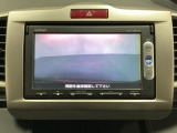 ギヤをR(バック)に入れるとナビの画面に後ろの映像が映るリアカメラ付です。後退時、コンディションが悪い視界でもカラーバックモニターがドライバーをサポートします。