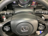 ステアリングの裏側、左右にパドルシフトがついています。右が+、左が-の操作でシフトチェンジを行い、エンジンブレーキなどのマニュアル操作ができます。