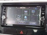 純正7インチナビは、地デジTV、FM/AM、Bluetooth Audio、SDカード(音楽、画像、動画)、DVD再生、CD録音/再生、ハンズフリーフォン、スマホ連携、NissanConnect サービスなど対応の高性能モデルです。