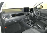 運転席周りのレイアウトをご覧ください。ナビゲーションが綺麗に装着されすっきり収まってますね!