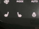 【シートヒーター】冬場の本革シートはシートは非常に冷たくなっています。座って「ヒヤッ」としたら嫌ですよね。こちらのお車はシートが温かくなる「シートヒーター」機能つき。冬も快適にドライブが楽しめますよ。