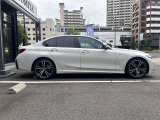 【BMWの伝統-3】BMWのお車は、“駆け抜ける歓び”を体現しております。走行の安定性とコーナリングの良さを追求し、思い通りにハンドルの操作可能です。