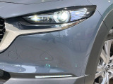 【LEDヘッドライト】悪天候や夜間走行時も良好な視界を確保し安心して運転できる高輝度LEDヘッドライトを装備!点灯速度が早く、消費電力も抑えられています。