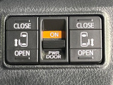【両側パワースライドドア】スマートキーや運転席のスイッチで後席両側スライドドアの開閉が可能♪電動だから力を入れてドアを開ける必要が無く、小さなお子様でも簡単に開け閉めでき快適です♪
