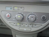 車内快適にオートエアコン。